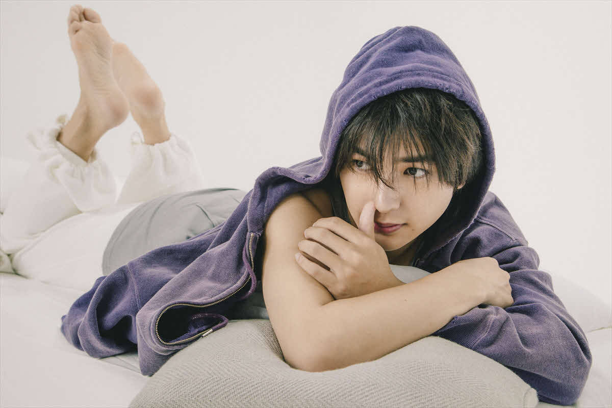 荒木飛羽カレンダー「2026.4－27.3 TOWA ARAKI CALENDAR」撮影：MARCO（ワニブックス刊）