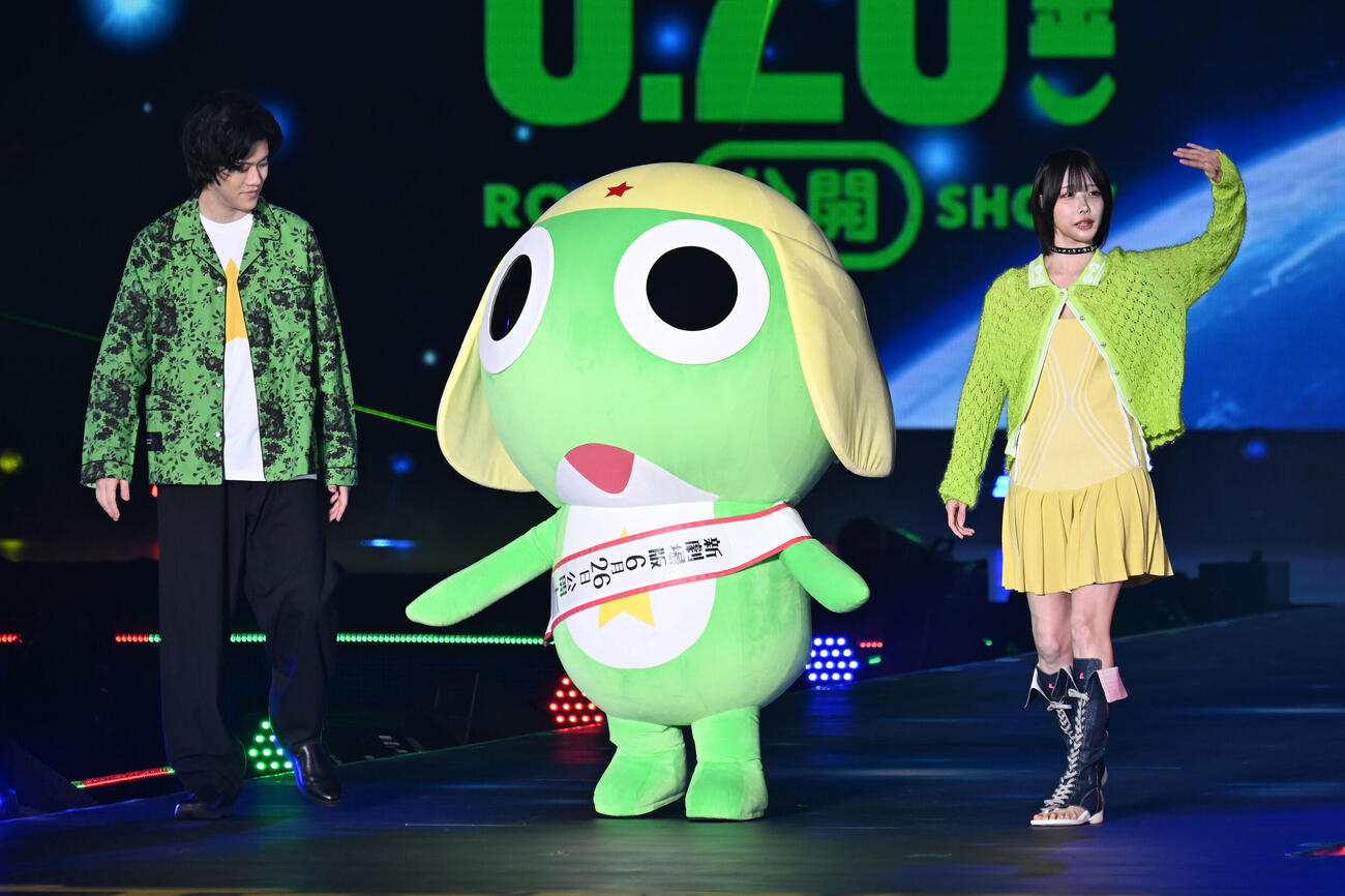 ファッション＆音楽イベント　Rakuten GirlsAward 2026SPRING／SUMMERでケロロ軍曹とランウエーを歩く霜降り明星の粗品（左）とあの（撮影・千葉一成）