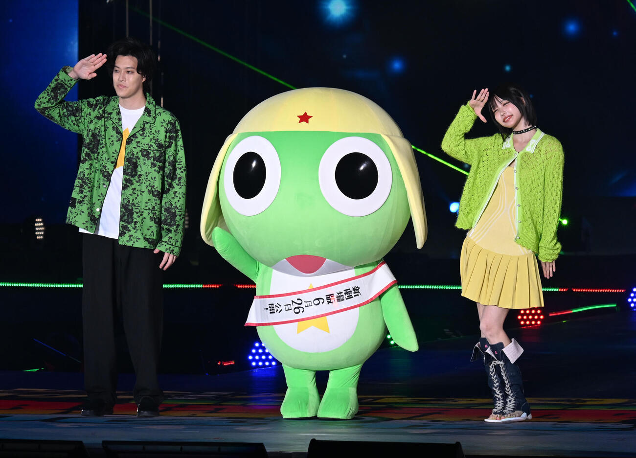 ファッション＆音楽イベント　Rakuten GirlsAward 2026SPRING／SUMMERでケロロ軍曹とランウエーを歩く霜降り明星の粗品（左）とあの（撮影・千葉一成）