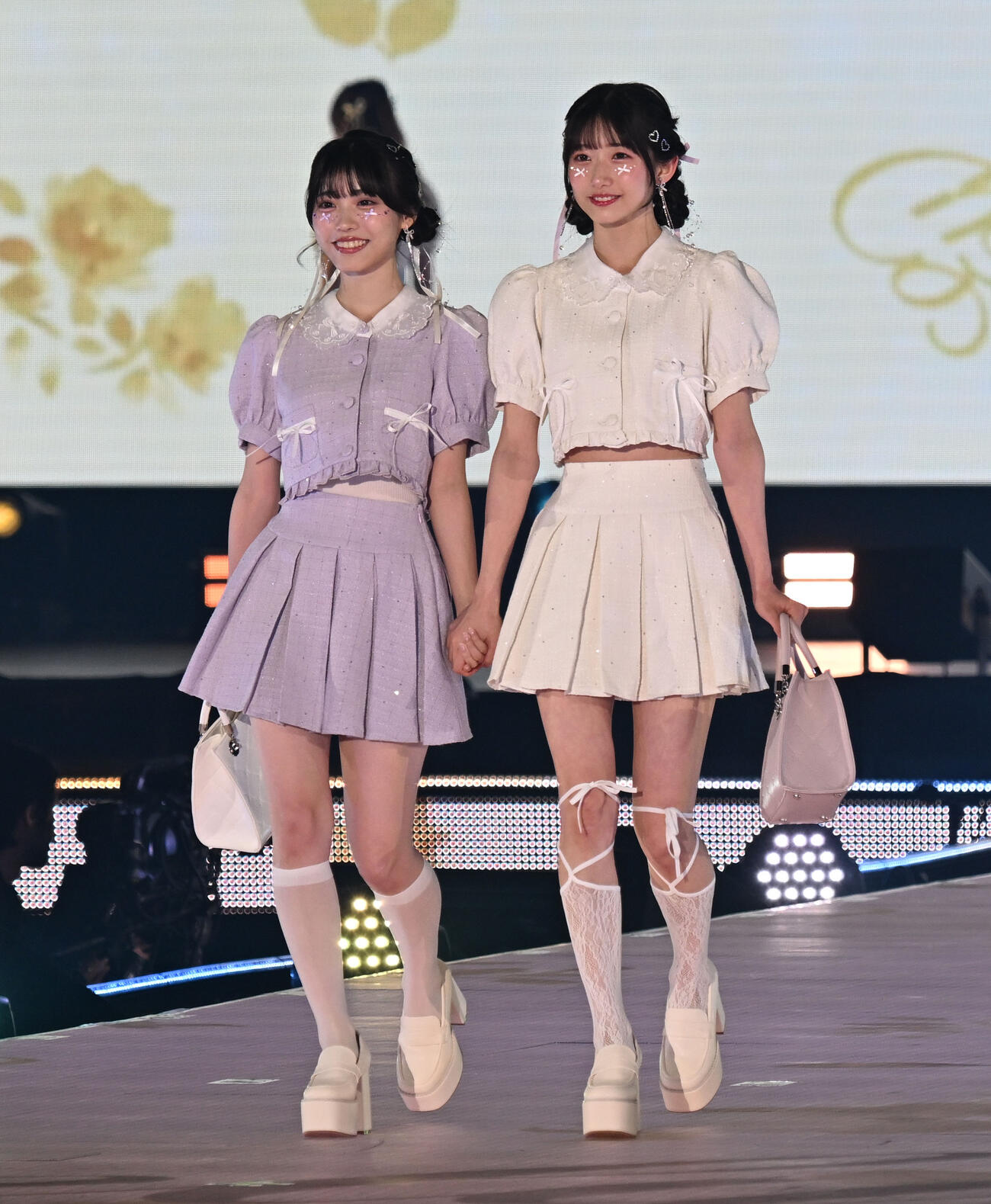 ファッション＆音楽イベント　Rakuten GirlsAward 2026SPRING／SUMMERでランウェイに登場した僕が見たかった青空の金澤亜美（左）と早﨑すずき（撮影・千葉一成）