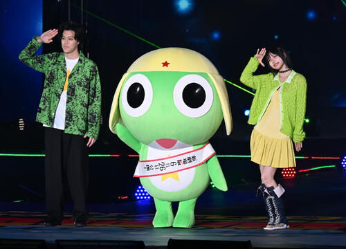 ファッション＆音楽イベント　Rakuten GirlsAward 2026SPRING／SUMMERでケロロ軍曹とランウエーを歩く霜降り明星の粗品（左）とあの（撮影・千葉一成）