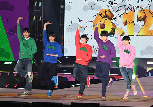 ファッション＆音楽イベント　Rakuten GirlsAward 2026SPRING／SUMMERでランフェイに登場した、Aぇ! groupの左から佐野晶哉、正門良規、末澤誠也、小島健、関西ジュニアの西村拓哉（撮影・千葉一成）