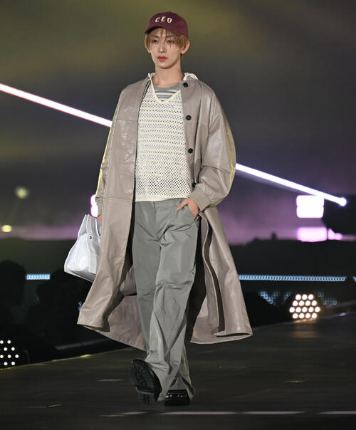 ファッション＆音楽イベント　Rakuten GirlsAward 2026SPRING／SUMMERでランフェイを歩くMAZZELのNAOYA＝2026年4月18日