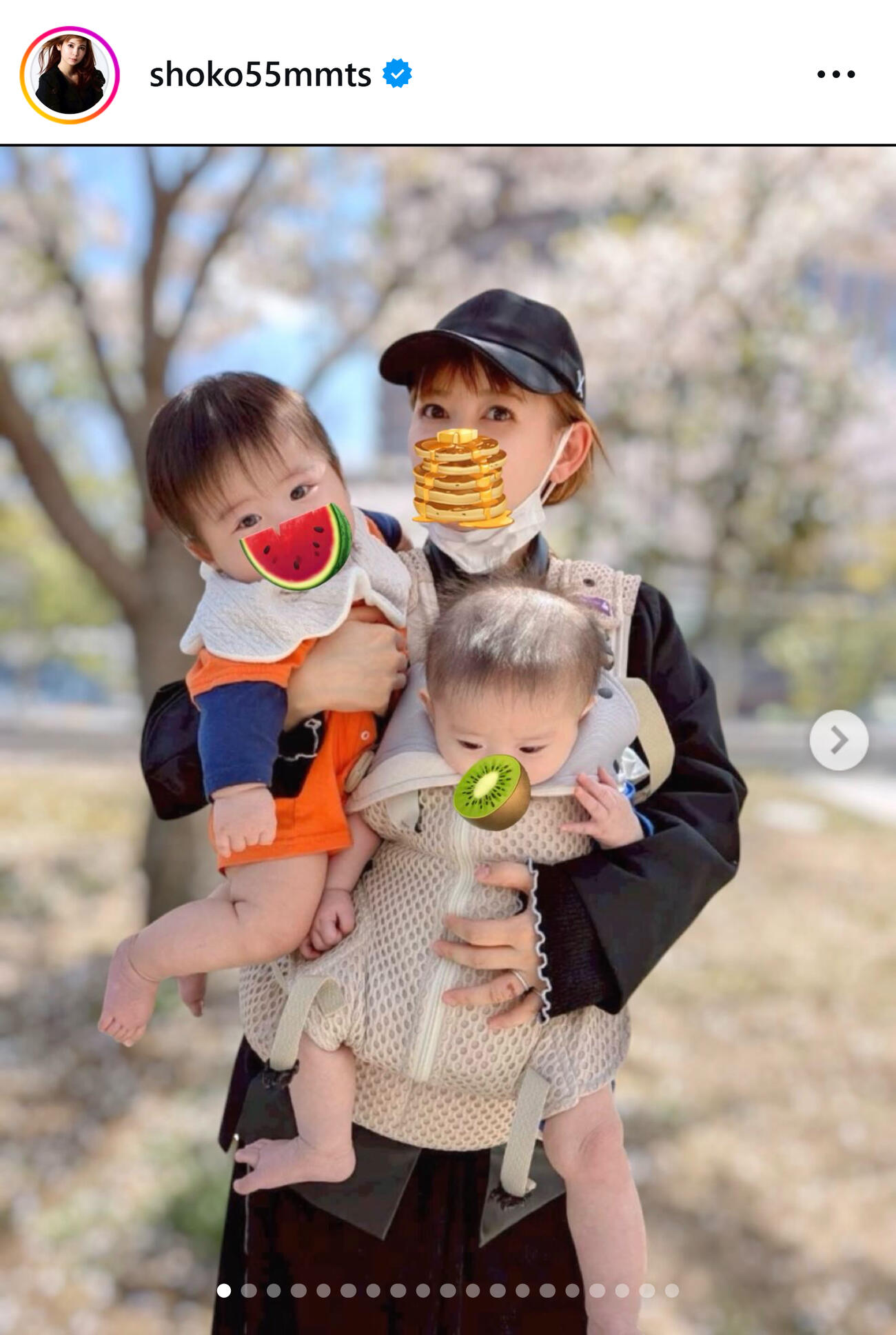 双子を抱っこする中川翔子（中川翔子のインスタグラムから）