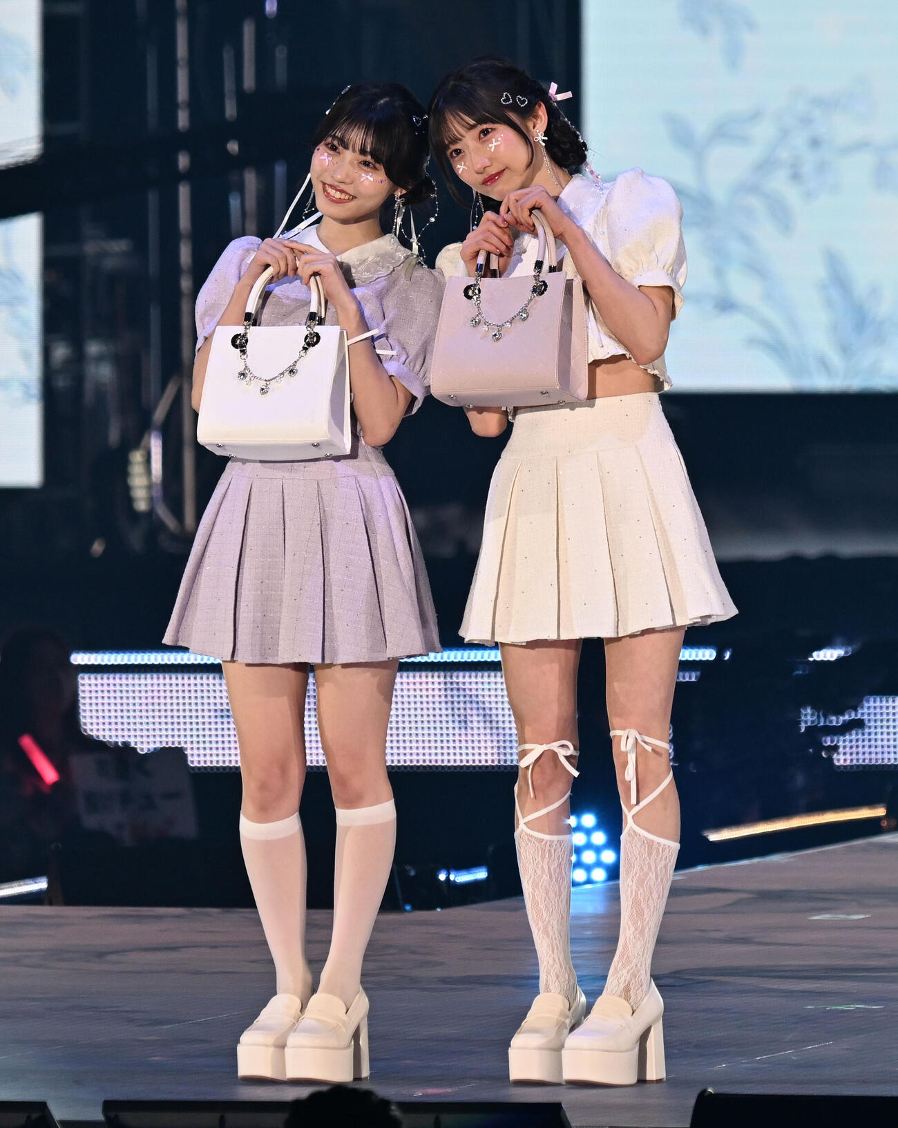 ファッション＆音楽イベント　Rakuten GirlsAward 2026SPRING／SUMMERでランウェイに登場した僕が見たかった青空の金澤亜美（左）と早﨑すずき（撮影・千葉一成）