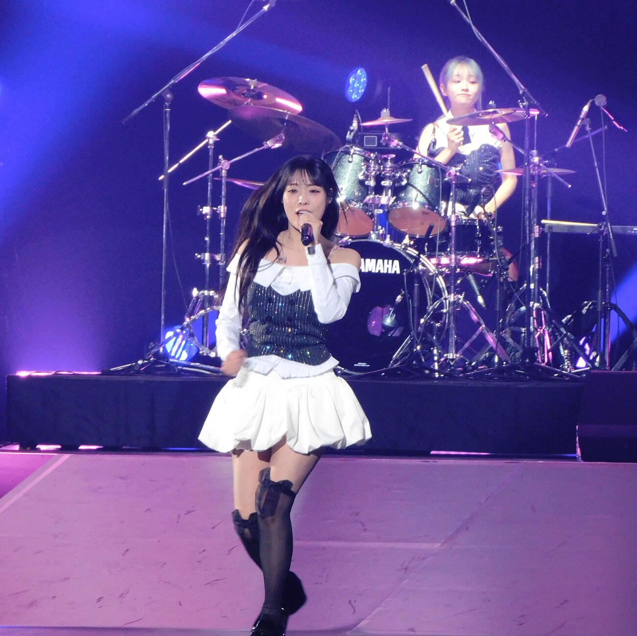 JJ50thAnniversary Fest2026に出演したQWER（撮影・寺本吏輝）