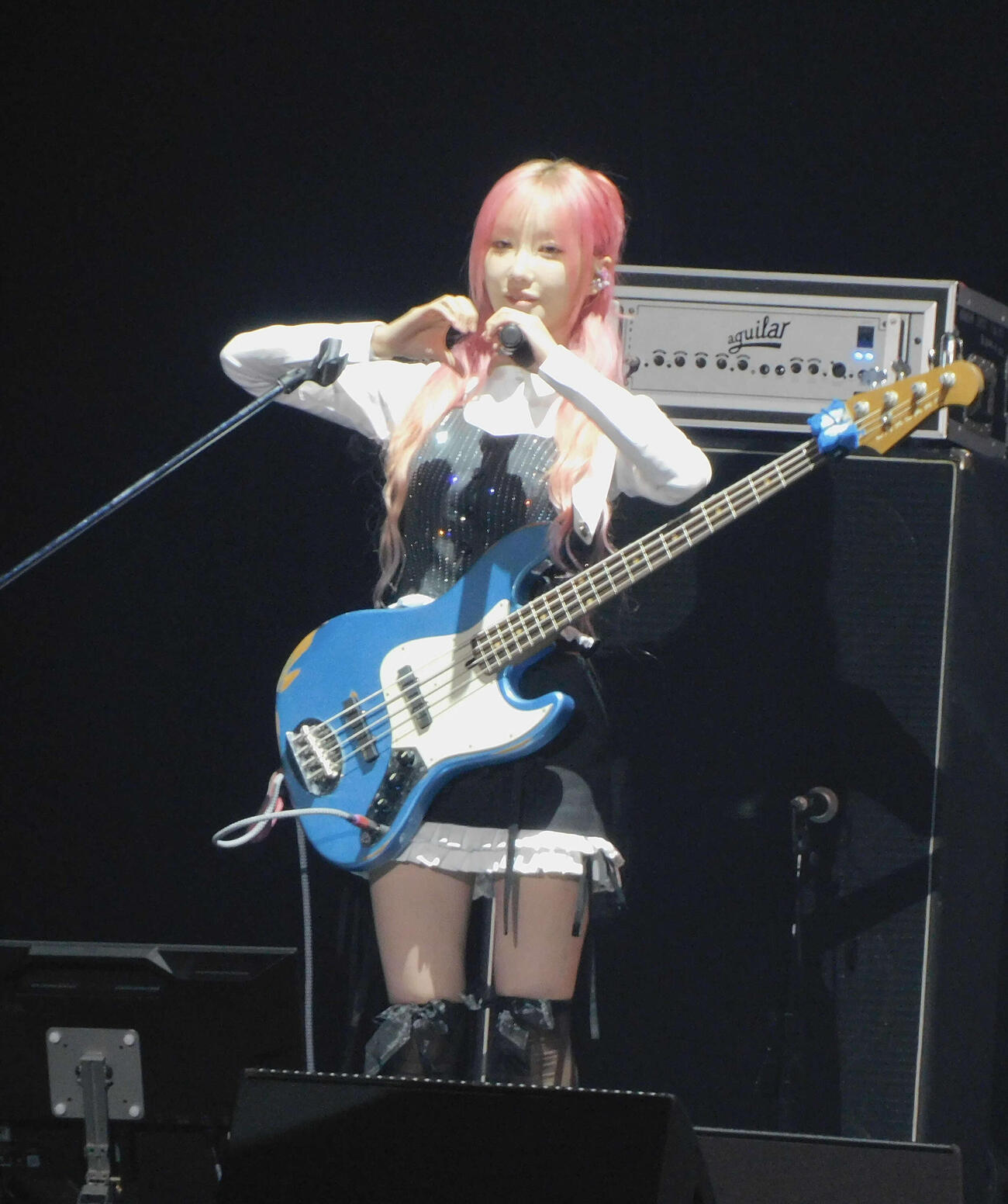 JJ50thAnniversary Fest2026に出演したQWER・マゼンタ（撮影・寺本吏輝）