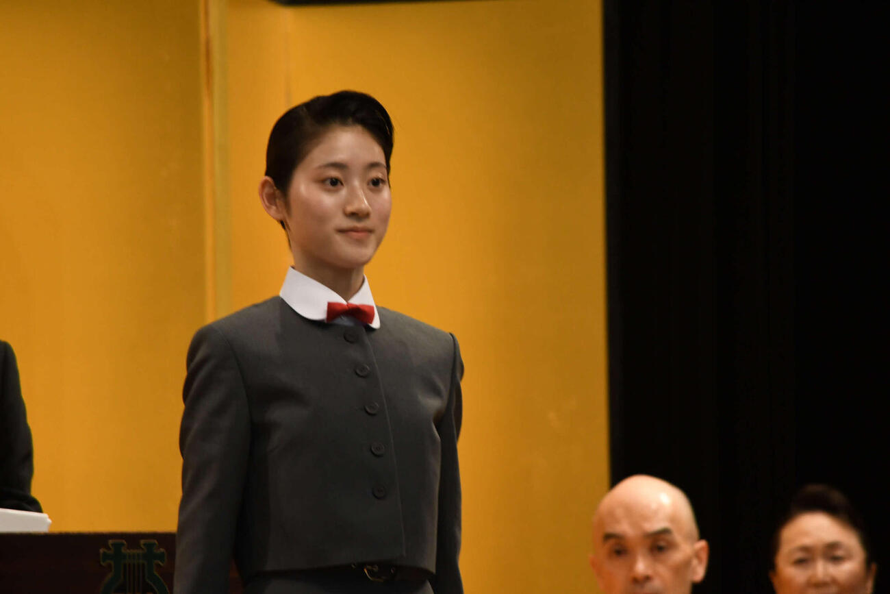 宝塚音楽学校入学式で、新入生総代として答辞を述べた西前比草さん（撮影・阪口孝志）