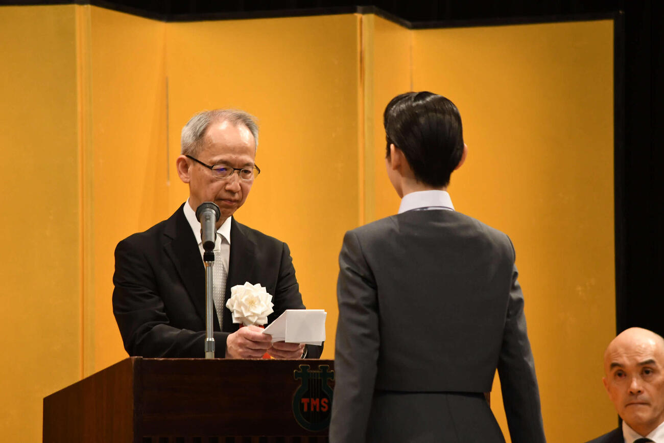 宝塚音楽学校入学式で、新入生総代として答辞を述べた西前比草さん（右）（撮影・阪口孝志）