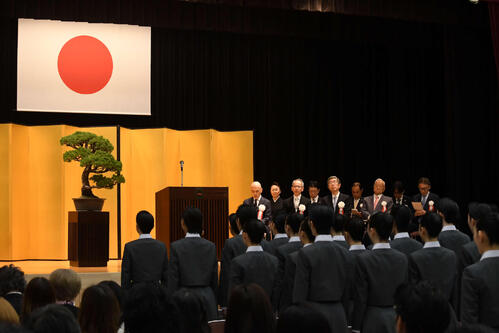 宝塚音楽学校、114期生入学式「清く、正しく、美しくの教えのもと、限りない芸の道に精進」