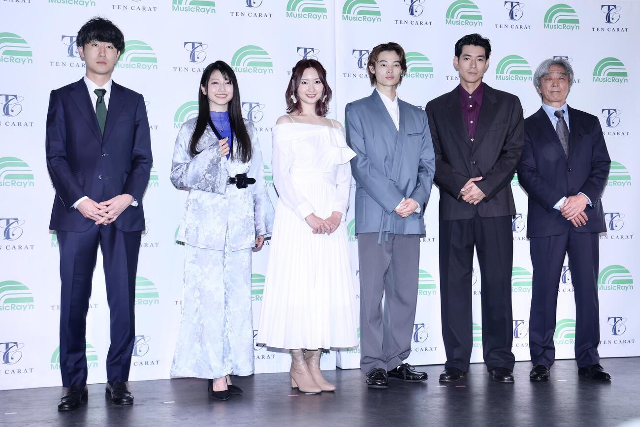 4月16日の会見で写真に納まる、左から株式会社ミュージックレイン代表取締役屋代氏、雨宮天、戸松遥、窪塚愛流、中島歩、株式会社テンカラット取締役丸谷（撮影・河田真司）