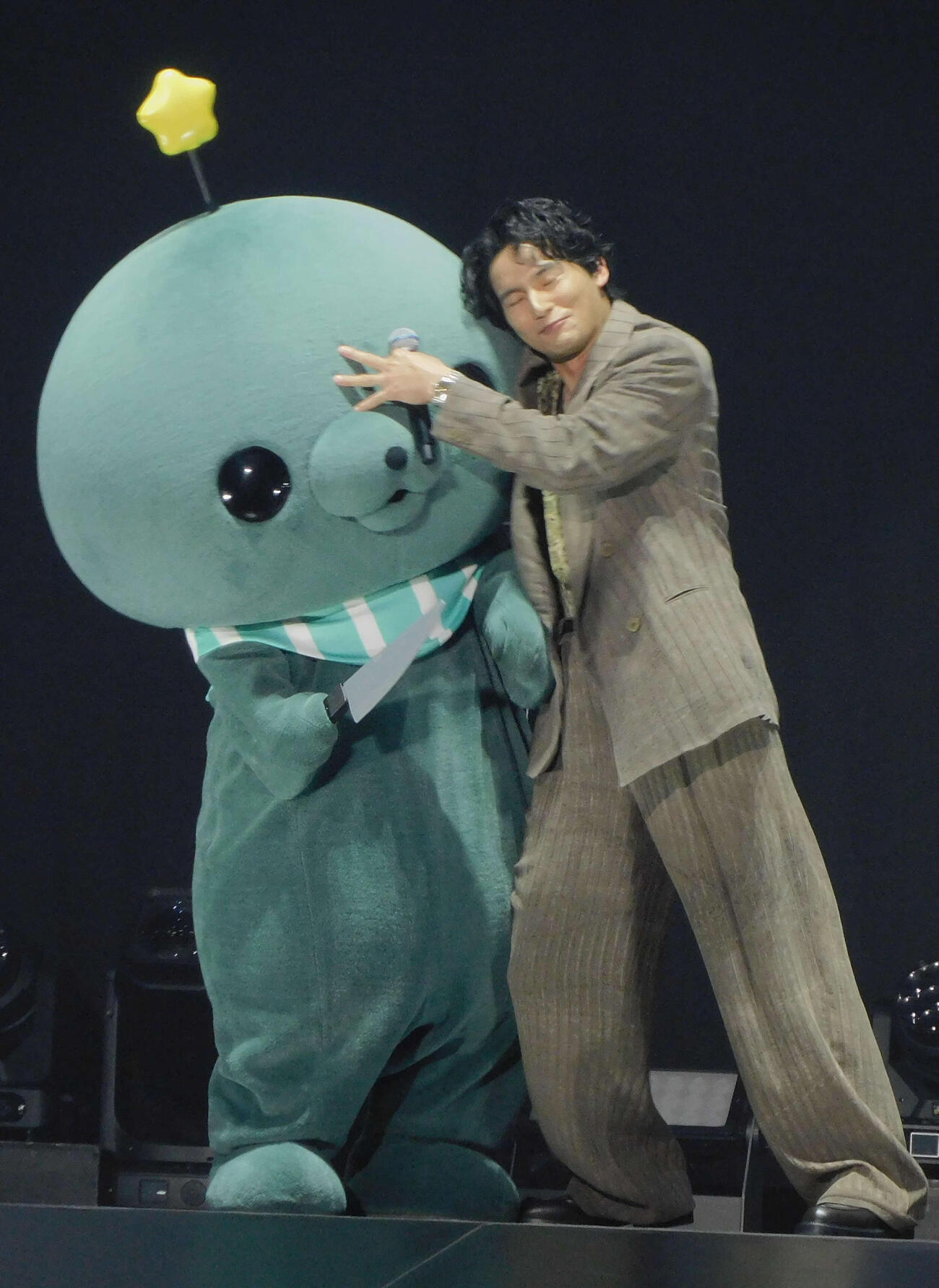 JJ50thAnniversary Fest2026のスペシャルステージに登壇し、タマに頭突きをお見舞いした水上恒司（撮影・寺本吏輝）