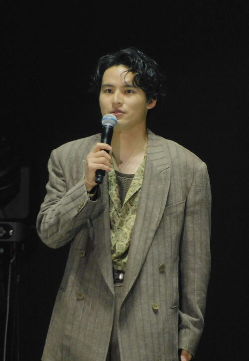 水上恒司が着ぐるみ相手に公開頭突き敢行「なかなか良い頭持っている」シュールな光景に苦笑い