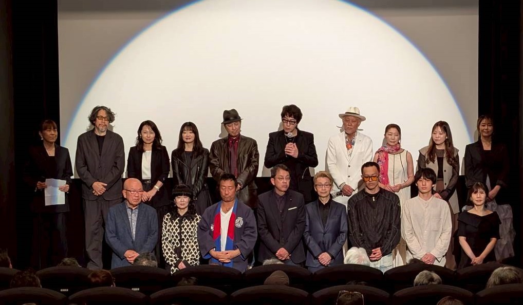 映画「宮古島物語ふたたヴィラ　かんかかりゃの願い」初日舞台あいさつに出席した前列左から花井和延氏、中西喜美恵、木庭博光、西沢仁太、佐野圭亮、KENTO、山本真弘、星井まゆみ、後列左から徳竹未夏、貴山侑哉、嶋村友美、古川藍、田村亮、上西雄大、柴山勝也氏、風祭ゆき、福田沙樹、岡元あつこ