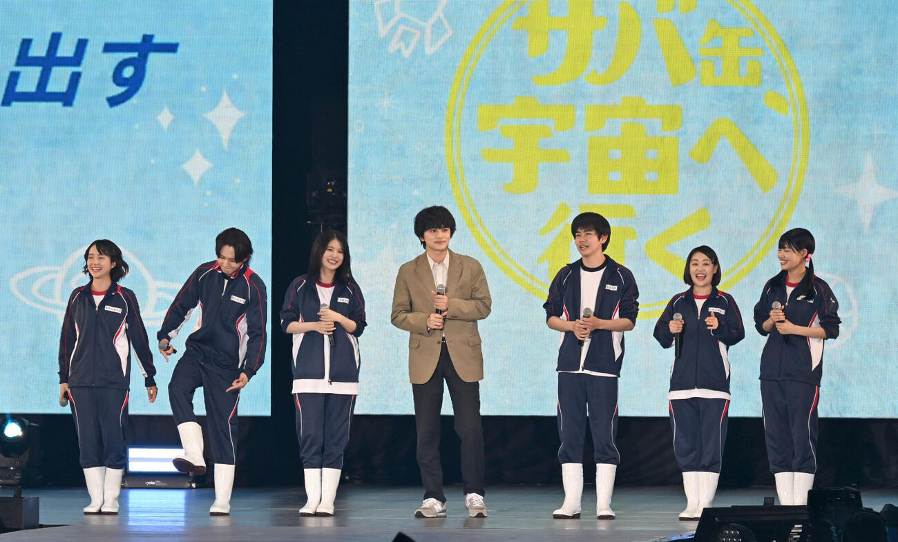 ファッション＆音楽イベント　Rakuten GirlsAward 2026SPRING／SUMMERでフジテレビ系月9ドラマ
「サバ缶、宇宙へ行く」の出演者と登場した北村匠海（中央）（撮影・千葉一成）