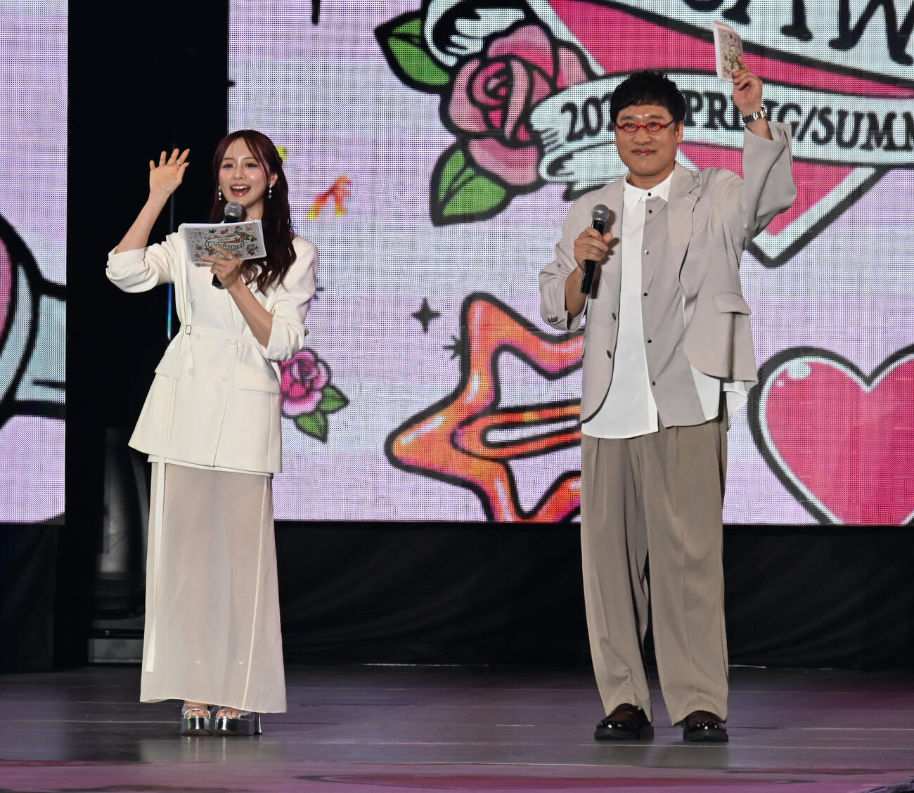 ファッション＆音楽イベント　Rakuten GirlsAward 2026SPRING／SUMMERでMCを務めた山里亮太（右）と森香澄（撮影・千葉一成）