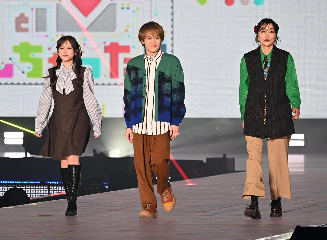 ファッション＆音楽イベント　Rakuten GirlsAward 2026SPRING／SUMMERでランウェイに登場した、左から矢吹奈子、松倉海斗、佐藤江梨子（撮影・千葉一成）