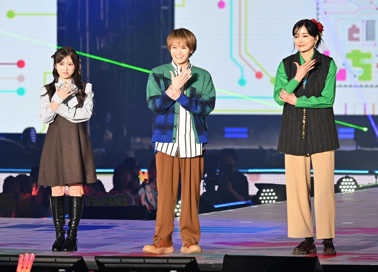 ファッション＆音楽イベント　Rakuten GirlsAward 2026SPRING／SUMMERでランウェイに登場した、左から矢吹奈子、松倉海斗、佐藤江梨子（撮影・千葉一成）