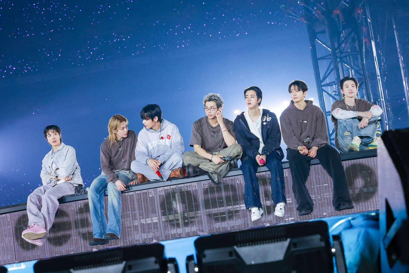 「BTS WORLD TOUR　‘ARIRANG’IN JAPAN」でパフォーマンスするBTS。左からj－hope、Jimin、V、RM、Jin、Jung Kook、SUGA（（P）＆（C）BIGHIT MUSIC）