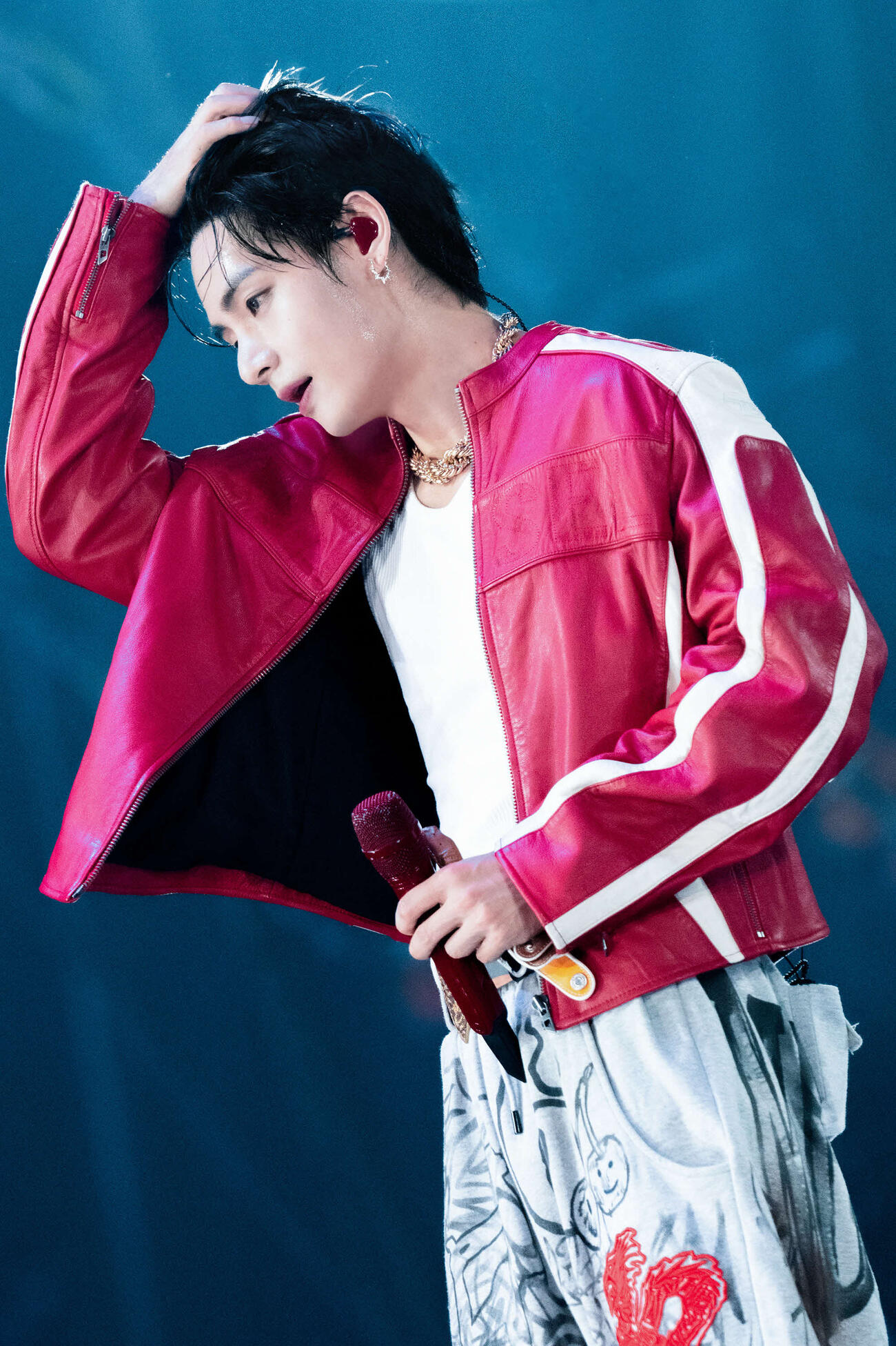 「BTS WORLD TOUR　‘ARIRANG’IN JAPAN」でパフォーマンスするV（（P）＆（C）BIGHIT MUSIC）