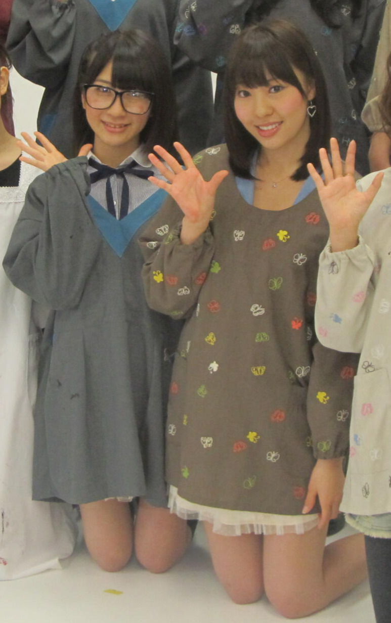 石田晴香（左）と藤江れいな（2012年撮影）