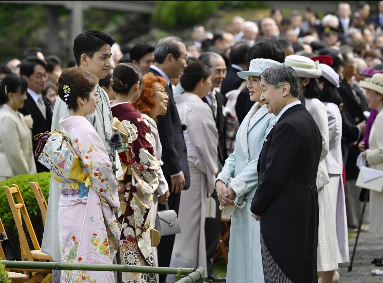 2026年4月17日　春の園遊会で、五輪フィギュアスケート・ペアで金メダルの三浦璃来選手（左手前）、木原龍一選手（同手前から2人目）と言葉を交わされる天皇、皇后両陛下（共同）