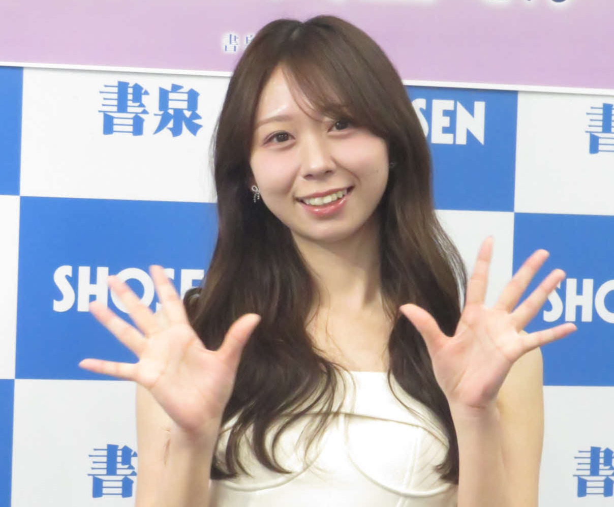 写真集「想いごと」発売記念イベントに先立ち、笑顔でポーズをつくる松田美里