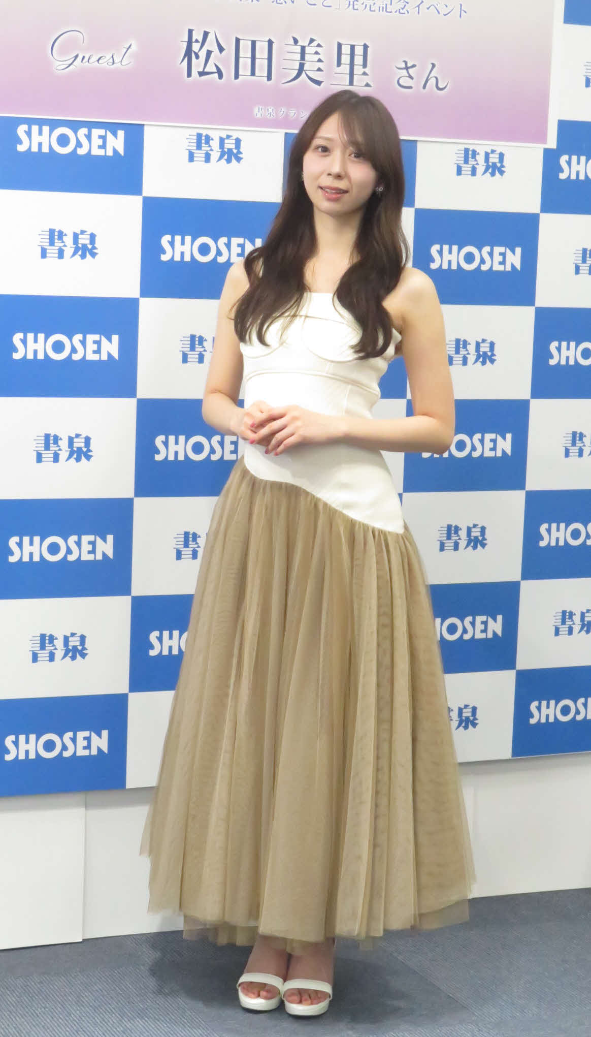写真集「想いごと」発売記念イベントに先立ち、笑顔を見せる松田美里