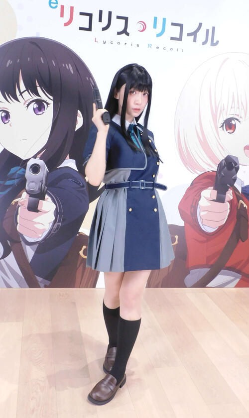 人気コスプレーヤー伊織もえ、制服×銃のコスプレでファンの心を射止める「熱量の高いイベント」