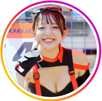 元アイドルのレースクイーン、ホットパンツコスの振り向きショット公開に「お尻かわいい」の声