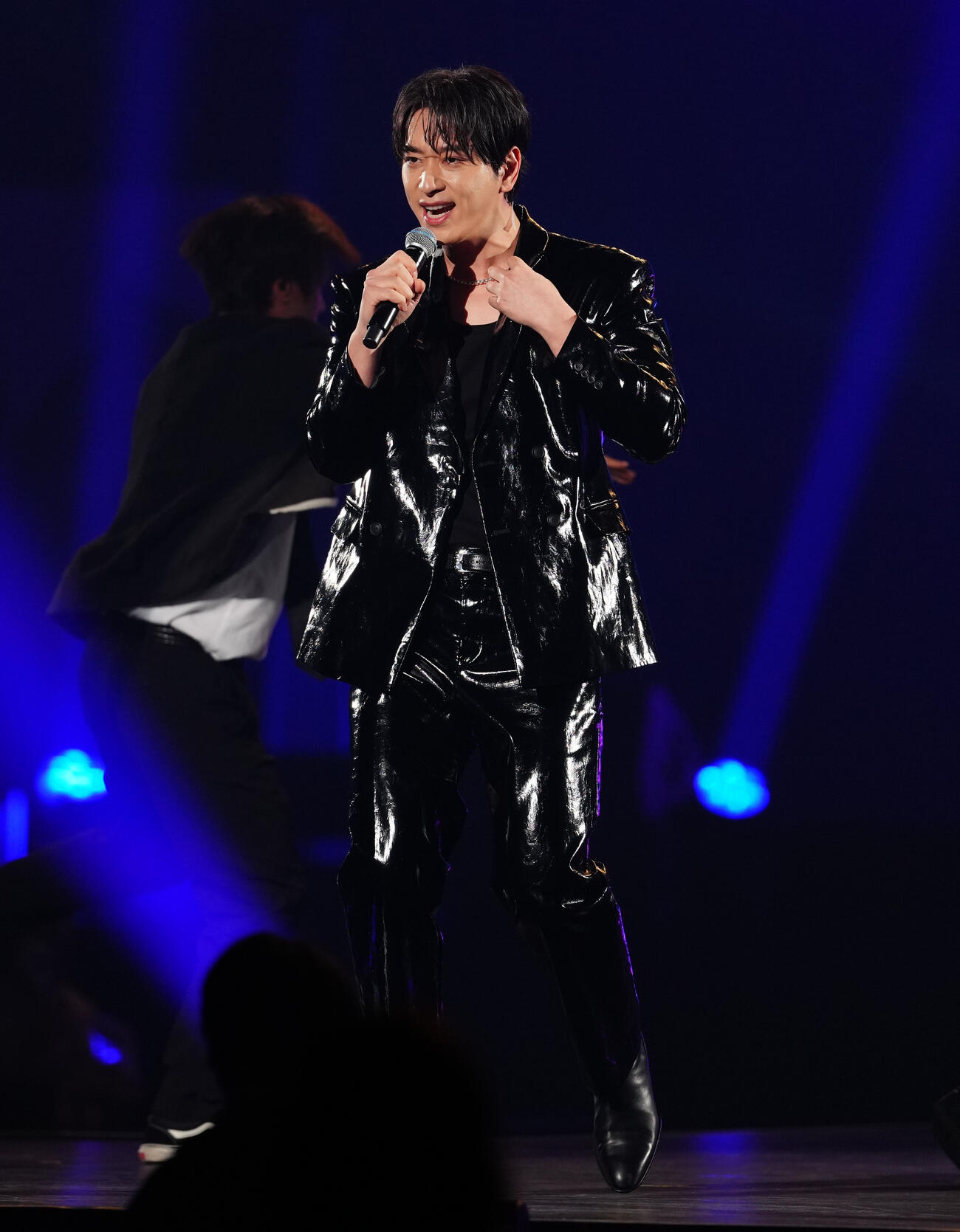 「JJ50thAnniversaryFest2026」でパフォーマンスする2PMのCHANSUNG（撮影・鈴木みどり）