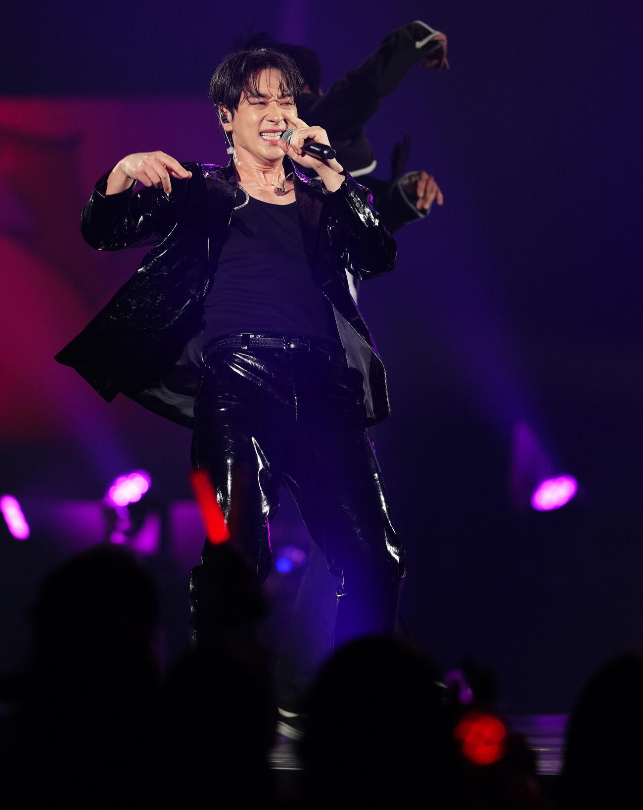 「JJ50thAnniversaryFest2026」でパフォーマンスする2PMのCHANSUNG（撮影・鈴木みどり）