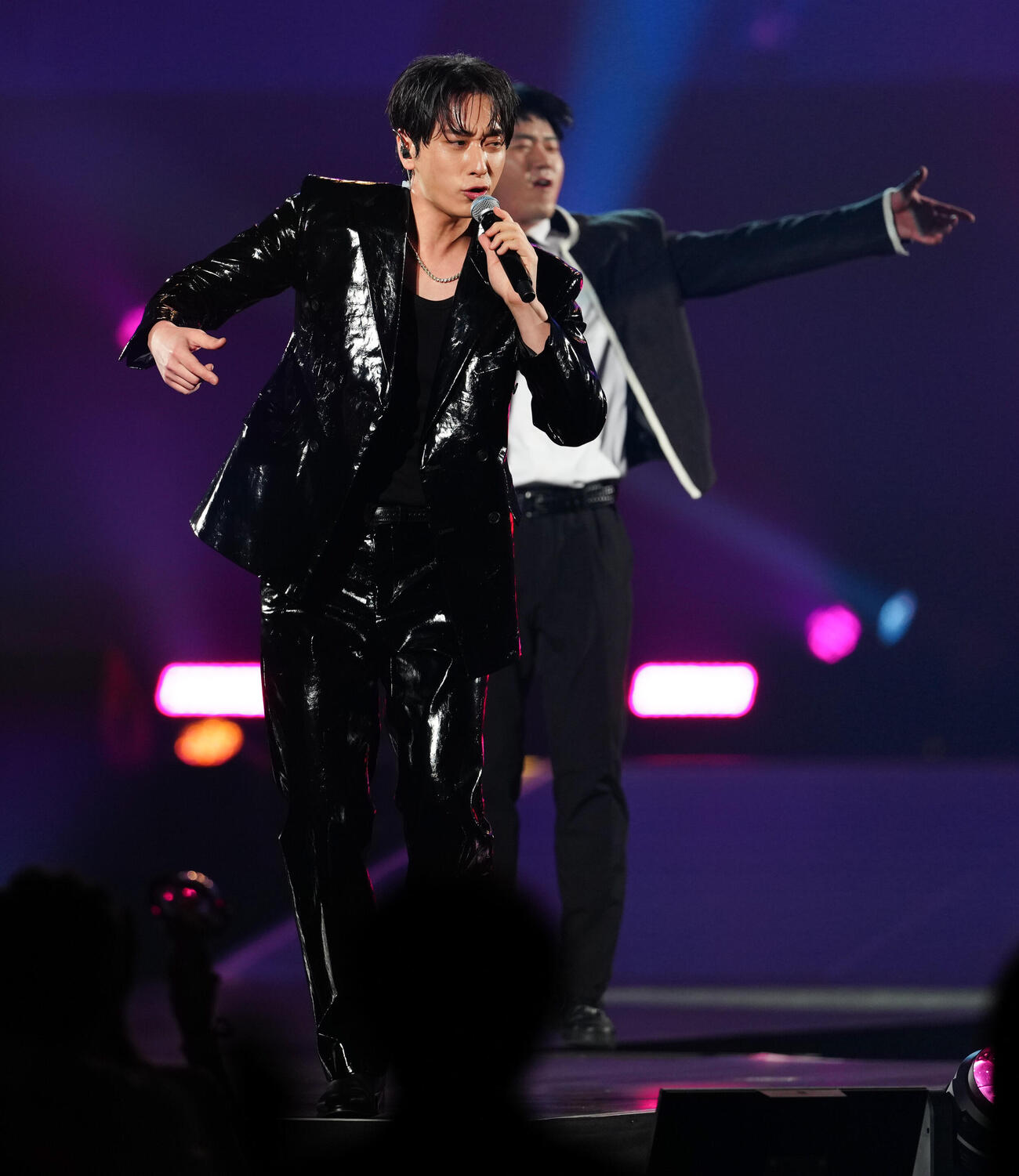 「JJ50thAnniversaryFest2026」でパフォーマンスする2PMのCHANSUNG（撮影・鈴木みどり）
