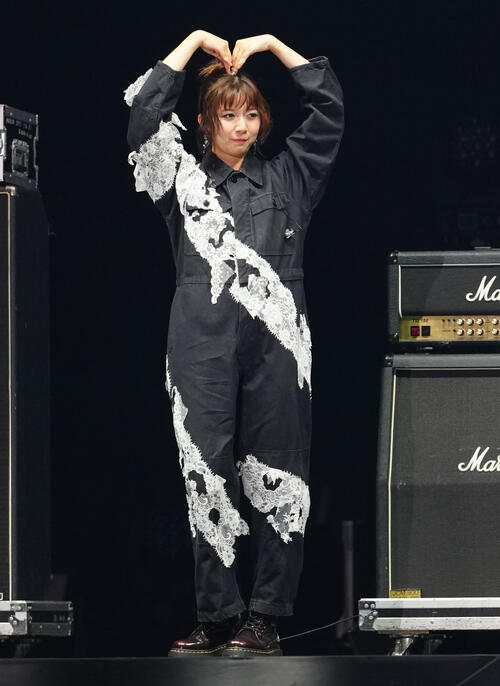 「JJ50thAnniversaryFest2026」でのパフォーマンスを終え、ポーズを取るadieu（上白石萌歌）（撮影・鈴木みどり）