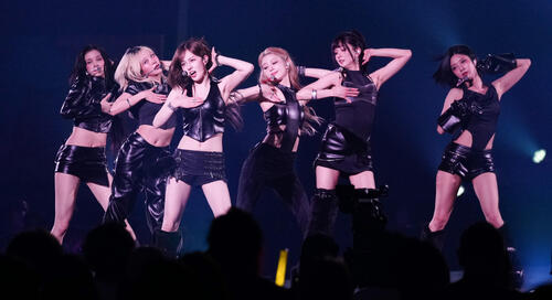 「JJ50thAnniversaryFest2026」でパフォーマンスするKep1er（撮影・鈴木みどり）