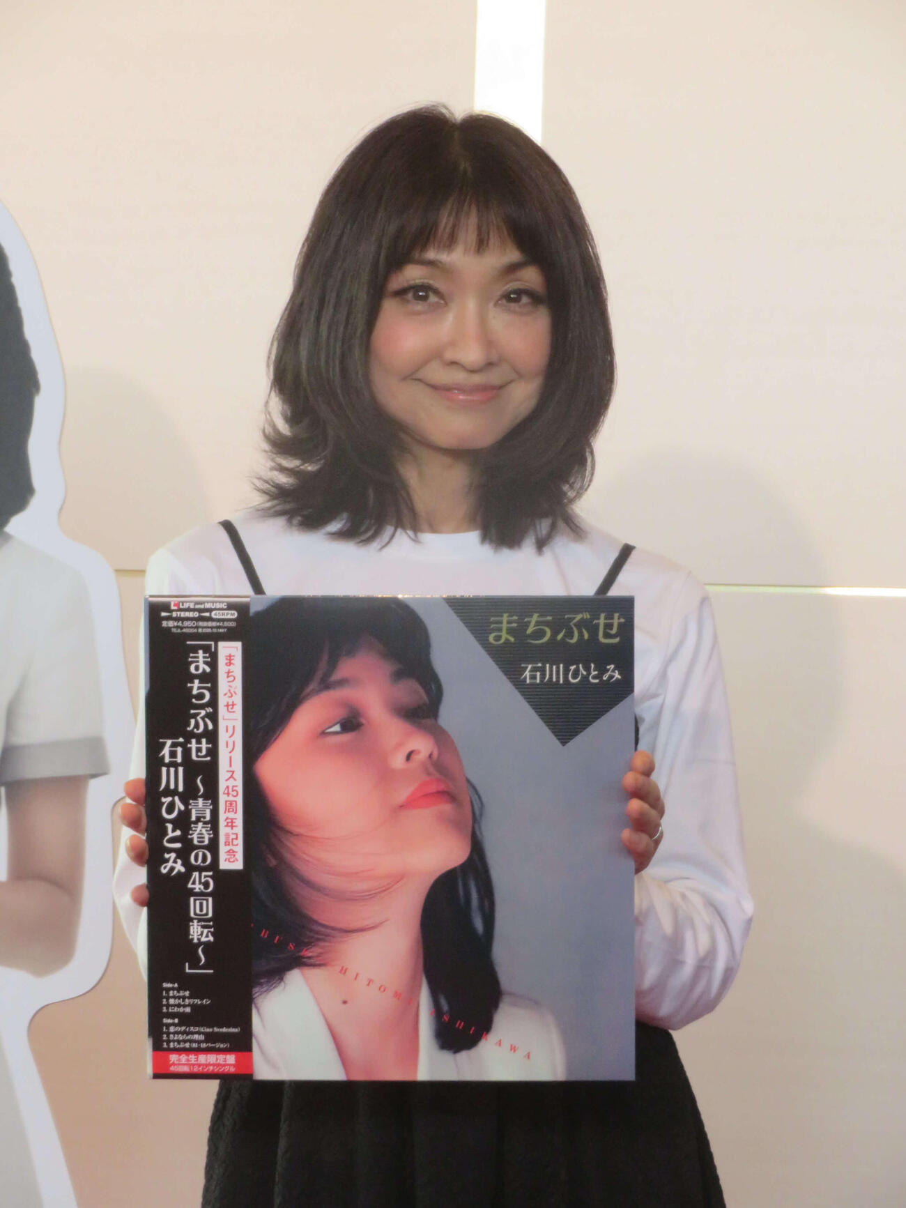 コンサート前取材に応じ、記念盤をPRする石川ひとみ（撮影・川田和博）