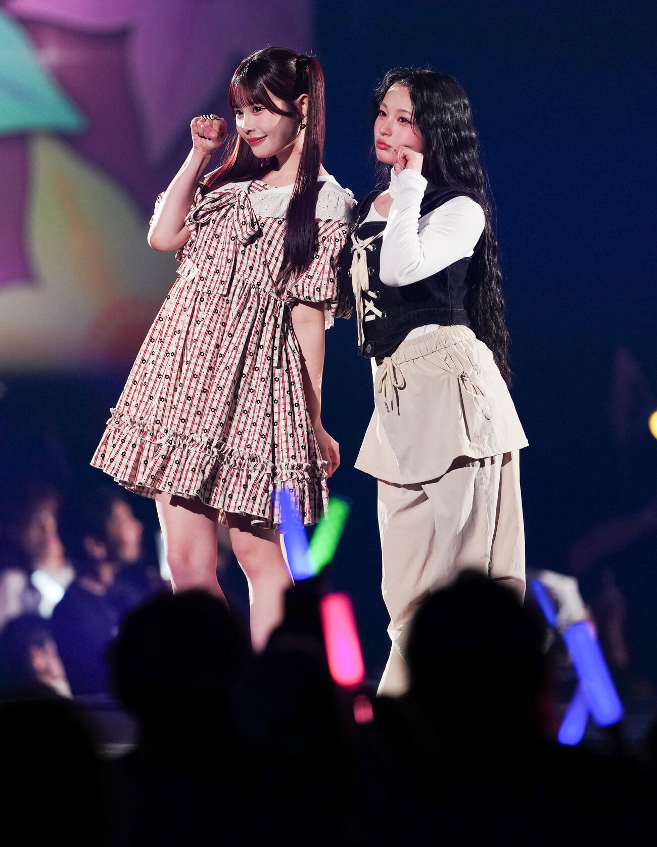 「JJ50thAnniversaryFest2026」でランウェイを歩くCANDY TUNEの村川緋杏（左）桐原美月（撮影・鈴木みどり）