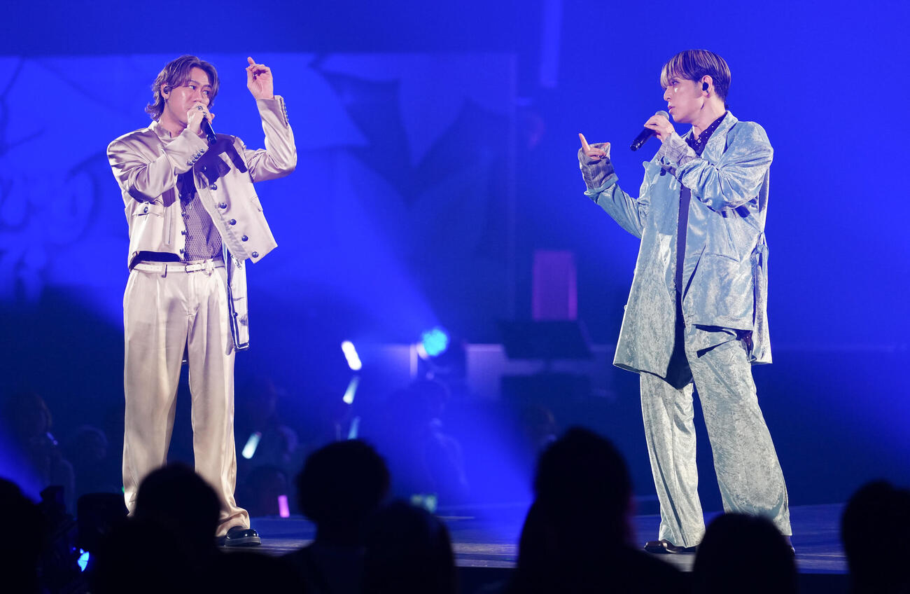 「JJ50thAnniversaryFest2026」でパフォーマンスするCHEMISTRYの堂珍嘉邦（右）と川畑要（撮影・鈴木みどり）