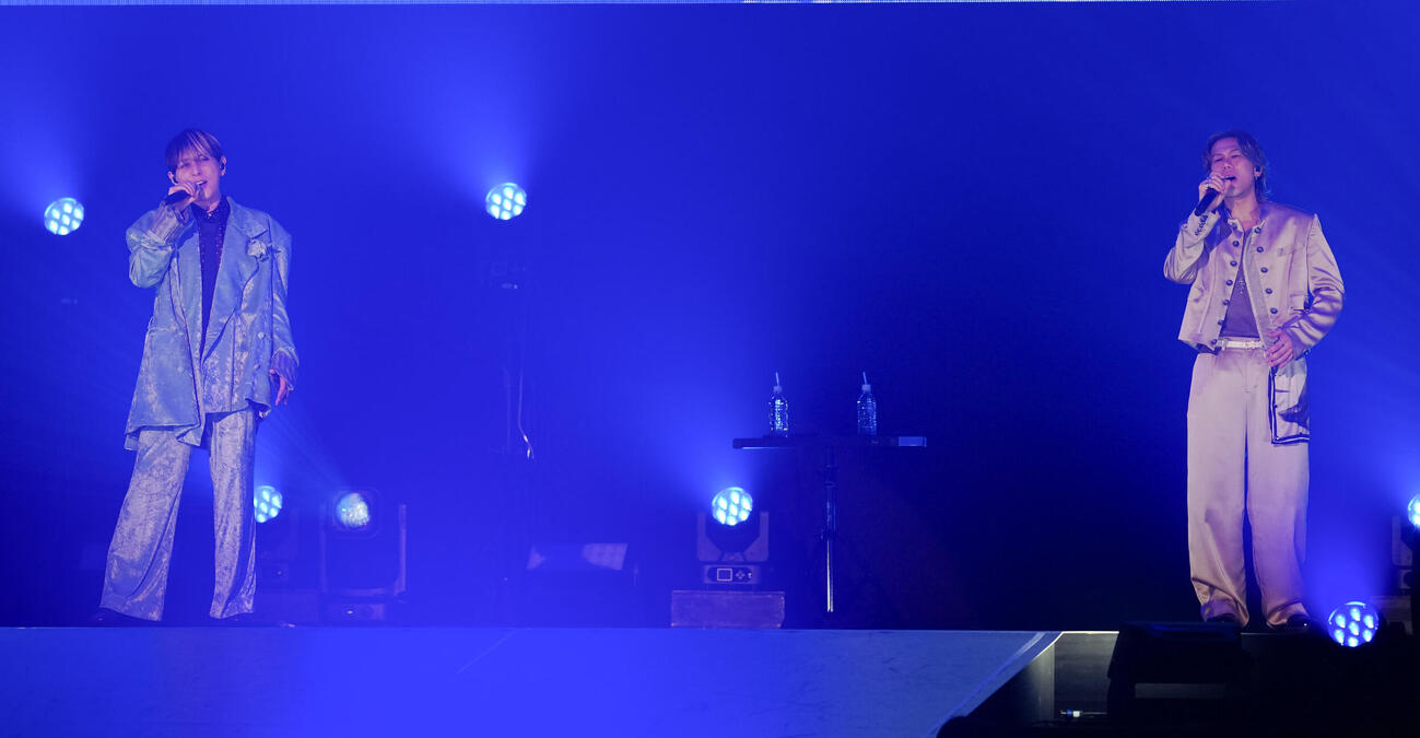 「JJ50thAnniversaryFest2026」でパフォーマンスするCHEMISTRYの堂珍嘉邦（左）と川畑要（撮影・鈴木みどり）