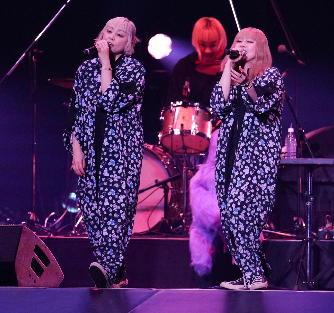 「JJ50thAnniversaryFest2026」でパフォーマンスするPUFFYの吉村由美（左）と大貫亜美（撮影・鈴木みどり）
