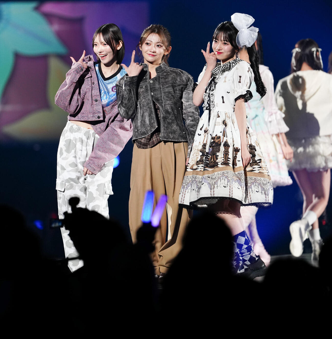 「JJ50thAnniversaryFest2026」でランウェイを歩くCUTIE STREETの、左から真鍋凪咲、板倉可奈、増田彩乃（撮影・鈴木みどり）