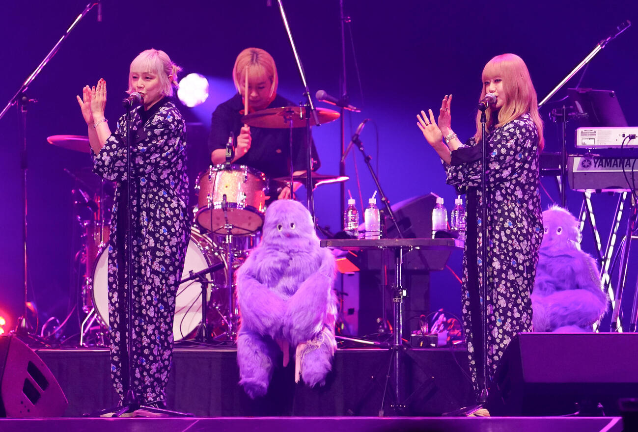 「JJ50thAnniversaryFest2026」でパフォーマンスするPUFFYの吉村由美（左）と大貫亜美（撮影・鈴木みどり）