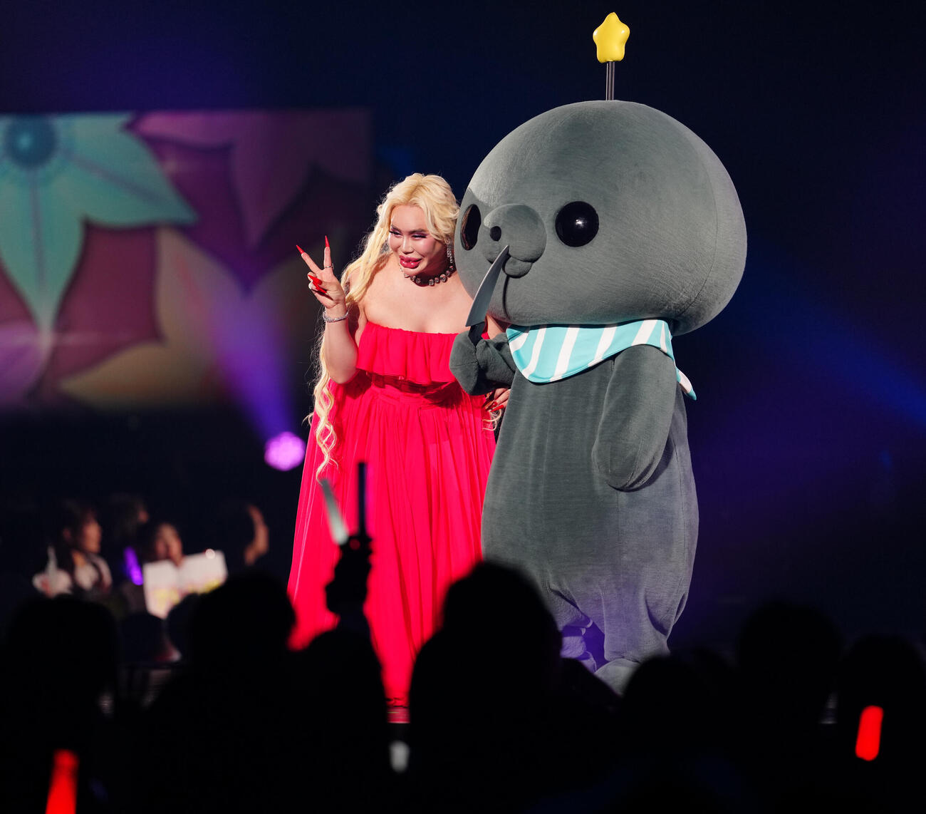 「JJ50thAnniversaryFest2026」でランウェイを歩くアレン様（左）とタマ（撮影・鈴木みどり）