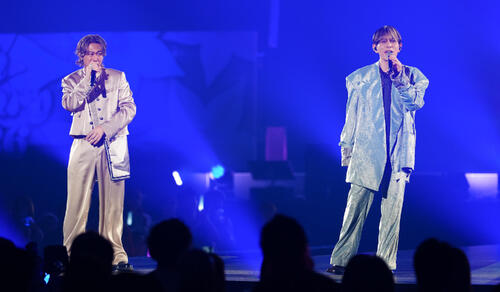 「JJ50thAnniversaryFest2026」でパフォーマンスするCHEMISTRYの堂珍嘉邦（右）と川畑要（撮影・鈴木みどり）