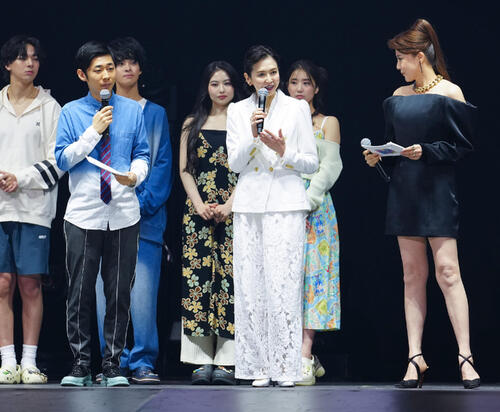 「JJ50thAnniversaryFest2026」に登場した賀来千香子（中央）。右は藤原紀香（撮影・鈴木みどり）