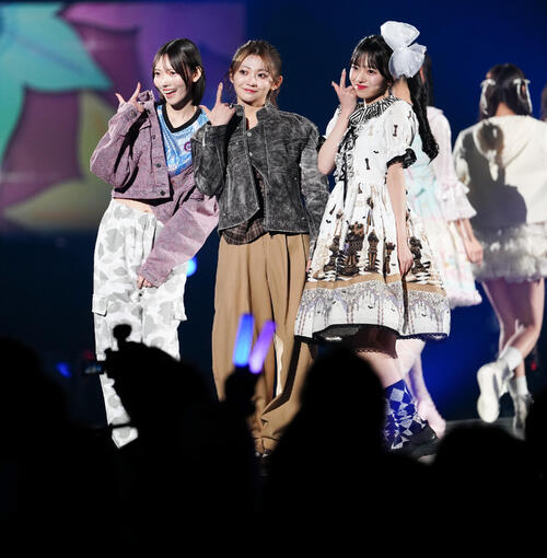 「JJ50thAnniversaryFest2026」でランウェイを歩くCUTIE STREETの、左から真鍋凪咲、板倉可奈、増田彩乃（撮影・鈴木みどり）