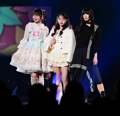 「JJ50thAnniversaryFest2026」でランウェイを歩くSWEET STEADYの、左から白石まゆみ、塩川莉世、奥田彩友（撮影・鈴木みどり）