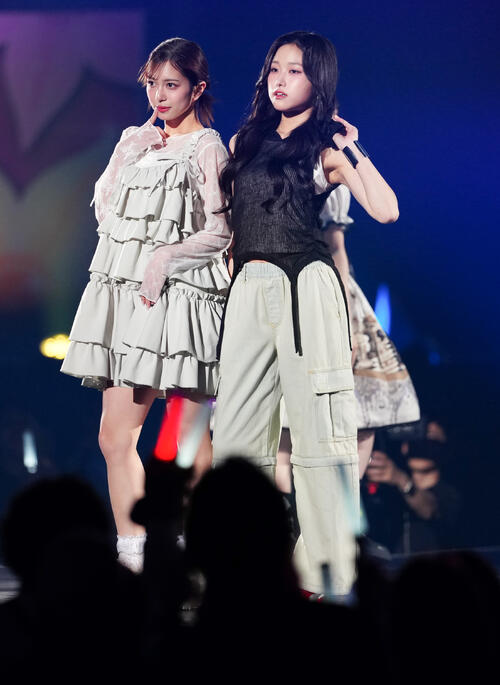 「JJ50thAnniversaryFest2026」でランウェイを歩くJuice＝Juiceの井上玲音（左）と遠藤彩加里（撮影・鈴木みどり）
