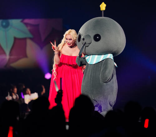 「JJ50thAnniversaryFest2026」でランウェイを歩くアレン様（左）とタマ（撮影・鈴木みどり）