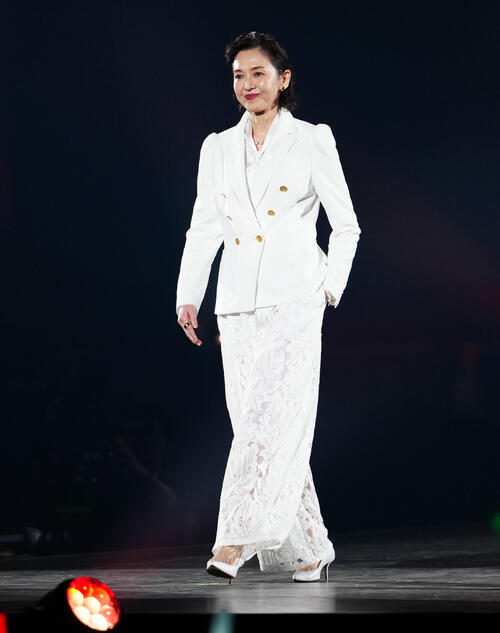 「JJ50thAnniversaryFest2026」でランウェイを歩く賀来千香子（撮影・鈴木みどり）